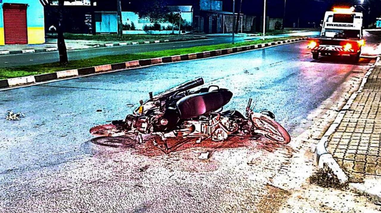 Motociclista fica desacordado e ferido após choque com outra moto