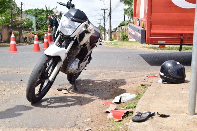 Acidente ocorreu na manhã desta segunda-feira (18) (Foto: Nilzete Franco/Folha BV)