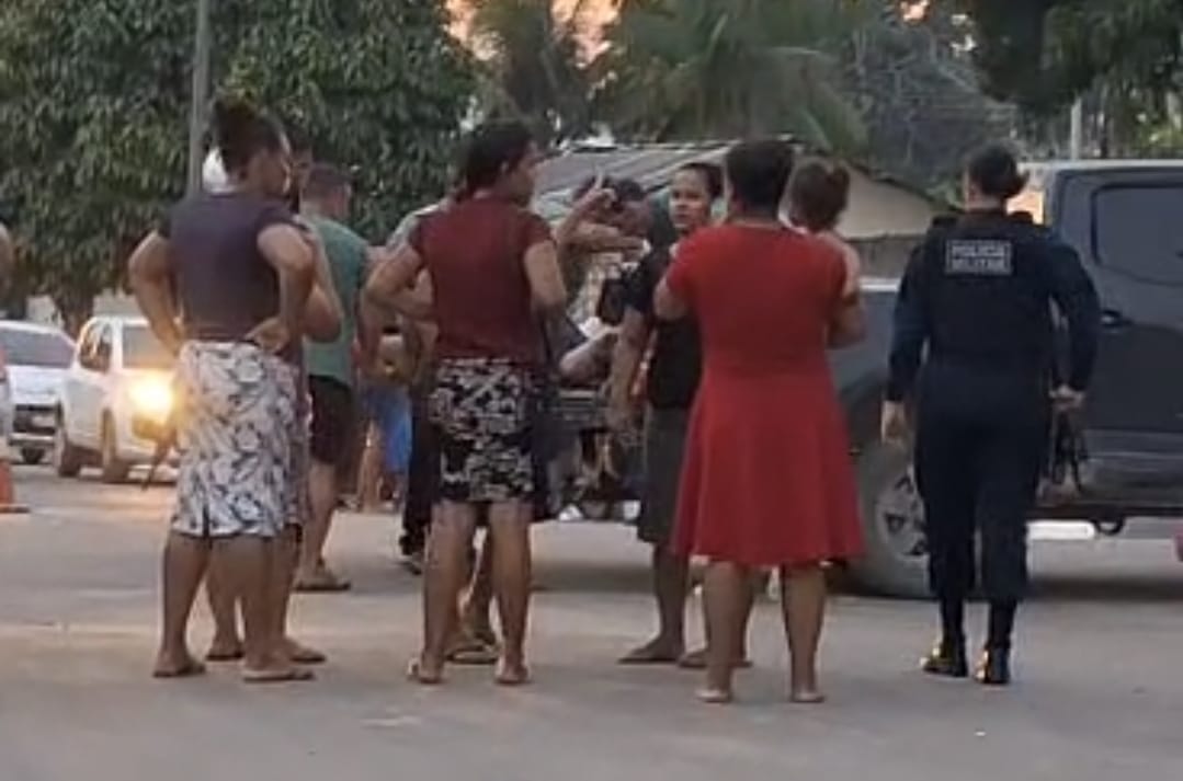 Vídeo de acidente mostra corpo sendo colocado em carroceria d uma caminhonete (Foto: Reprodução)