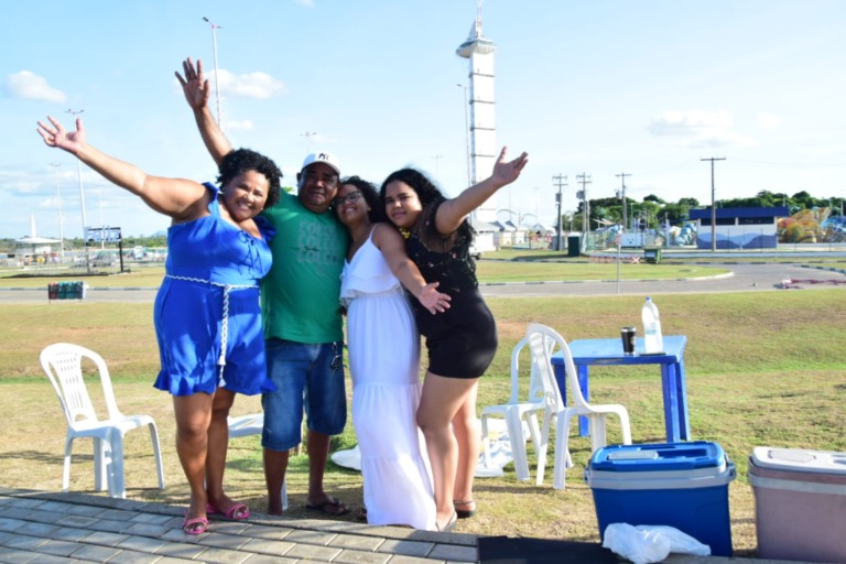 Robertina e Christian ao lado das filhas Eduarda e Júlia na expectativa por um ano melhor. (Foto: Nilzete Franco/FolhaBV)