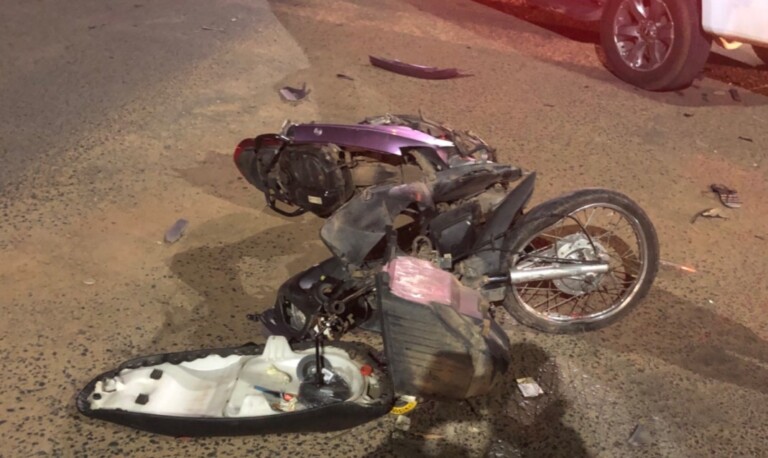Motocicleta ficou destruída após o acidente (Foto: Divulgação/PMRR)