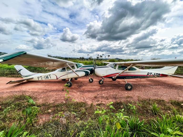 Equipes fiscalizavam uma pista e se depararam com o pouso de duas aeronaves Equipes fiscalizavam uma pista e se depararam com o pouso de duas aeronaves