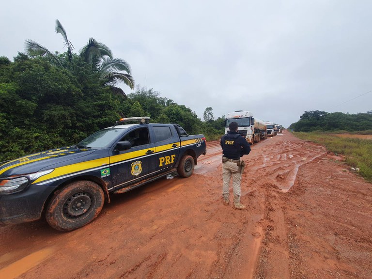 O trecho vai do início da travessia do rio Amazonas (Careiro), Km 1,0, até o entroncamento da rodovia BR-230/AM, km 679, Humaitá/AM. (Foto: reprodução/PRF) O trecho vai do início da travessia do rio Amazonas (Careiro), Km 1,0, até o entroncamento da rodovia BR-230/AM, km 679, Humaitá/AM. (Foto: reprodução/PRF)