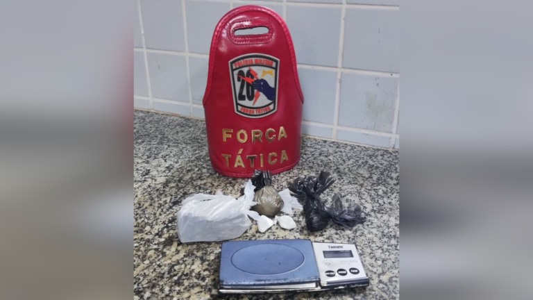 Os suspeitos e o material apreendido foram levados à Central de Flagrantes para os procedimentos cabíveis (Foto: Divulgação/PMRR)