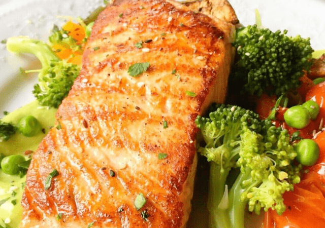 O salmão e o abacate fazem parte da lista de alimentos triplamente benéficos. (Foto: Reproduçã/Internet)