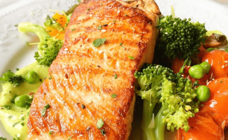 O salmão e o abacate fazem parte da lista de alimentos triplamente benéficos. (Foto: Reproduçã/Internet) O salmão e o abacate fazem parte da lista de alimentos triplamente benéficos. (Foto: Reproduçã/Internet)