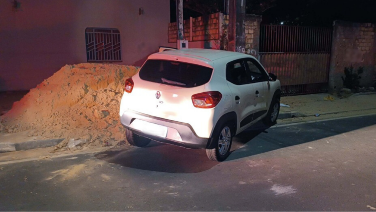 Veículo foi abandonado pouco metros após deixarem o motorista em cruzamento no bairro São Bento. (Foto: reprodução)