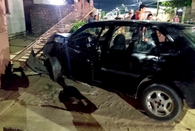Além de atingir muro de residência, o carro derrubou o portão da casa (Foto: Divulgação)
