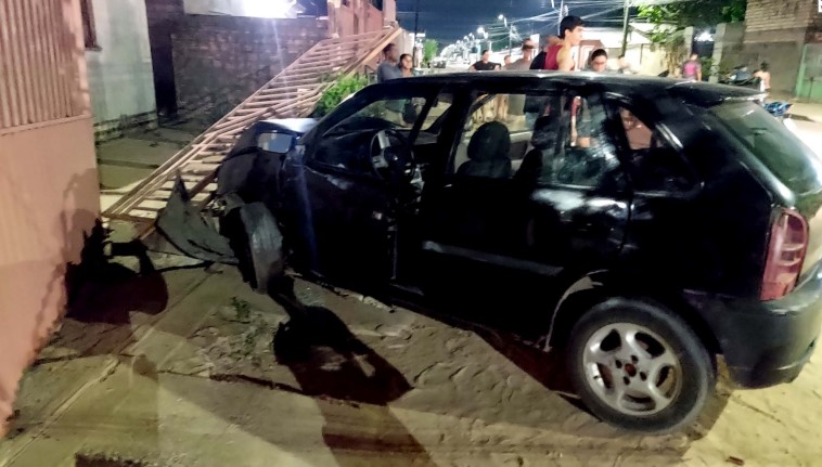 Além de atingir muro de residência, o carro derrubou o portão da casa (Foto: Divulgação)