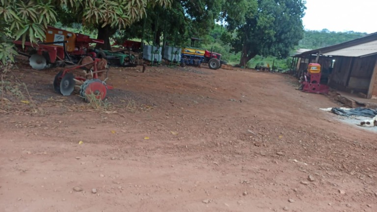 Patrulha mecanizada fica na residência de uma família, que estariam cobrando a hora de uso. (Foto: arquivo pessoal)