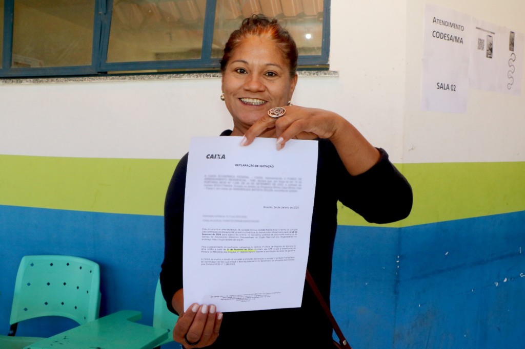 Wanderleia Batista recebeu a carta de quitação do imóvel no conjunto Vila Jardim (Foto: Wenderson Cabral) Wanderleia Batista recebeu a carta de quitação do imóvel no conjunto Vila Jardim (Foto: Wenderson Cabral)