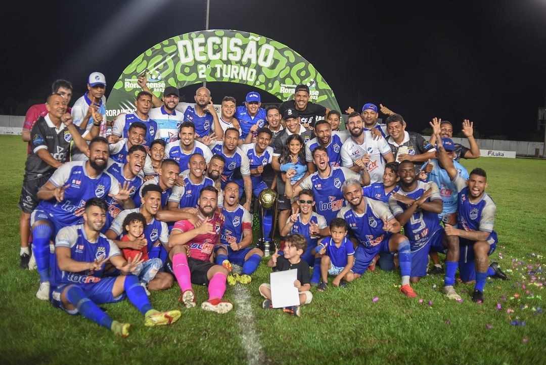 Elenco do São Raimundo-RR campeão roraimense de 2023 (Foto: Hélio Garcias/São Raimundo-RR)