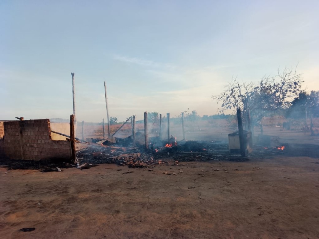 Incêndio destruiu a casa da dona Edislania (Foto: Arquivo Pessoal) Incêndio destruiu a casa da dona Edislania (Foto: Arquivo Pessoal)