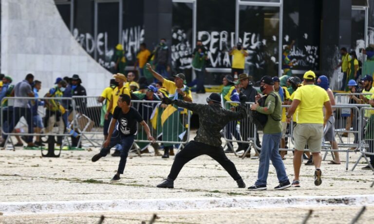 Manifestantes invadem Congresso, STF e Palácio do Planalto. (Foto: Marcelo Camargo/Agência Brasil)