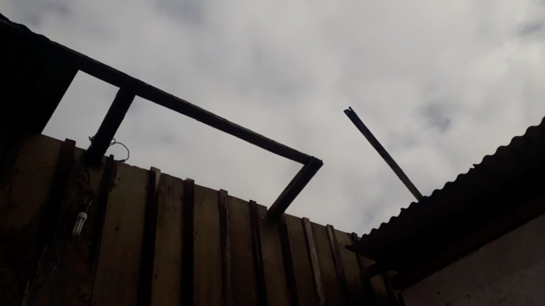 Familiares relatam situação de insegurança com casa sem cobertura (Foto: Arquivo pessoal)