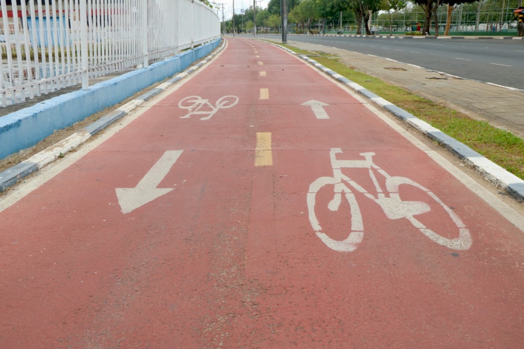 O ciclista não deve ultrapassar o limite de velocidade de 25 km/h na ciclovia (Foto: Wenderson Cabral/ FolhaBV) O ciclista não deve ultrapassar o limite de velocidade de 25 km/h na ciclovia (Foto: Wenderson Cabral/ FolhaBV)