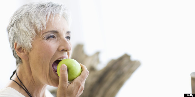 Ajustar alimentação pode diminuir efeitos da menopausa, aponta nutricionista