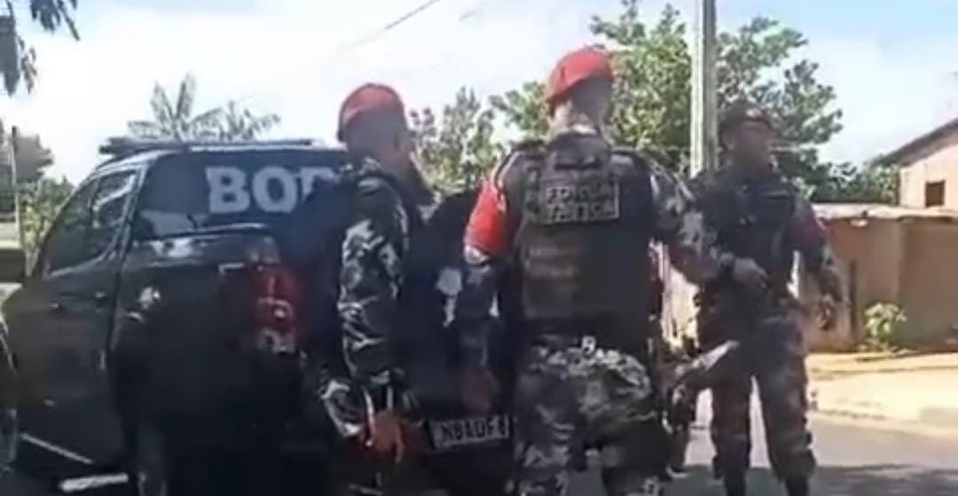 Momento em que o pastor é colocado na viatura (Foto: Reprodução) 