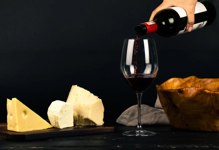 Confira como combinar os vinhos mais populares no Brasil com queijos para uma experiência gastronômica (Foto: Pexels)