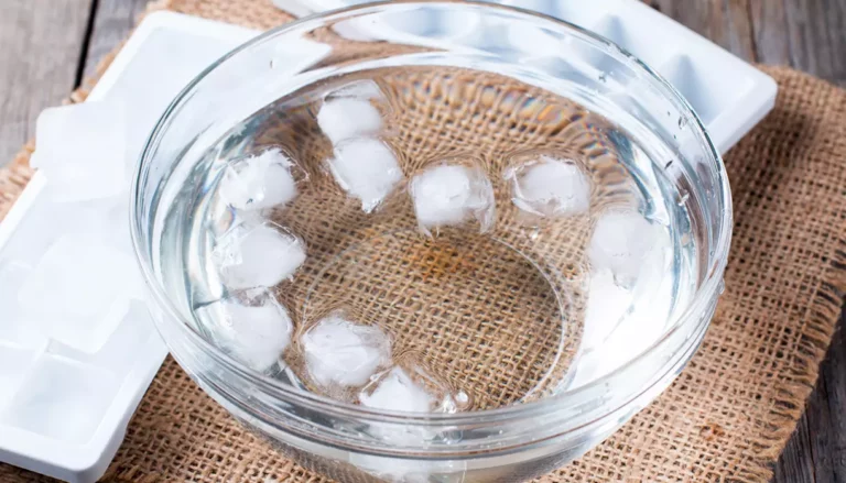 Antes de mergulhar o rosto em um balde de gelo, tenha em mente que temperaturas muito baixas podem danificar a cútis e causar até queimaduras (Foto: Reprodução/Internet)