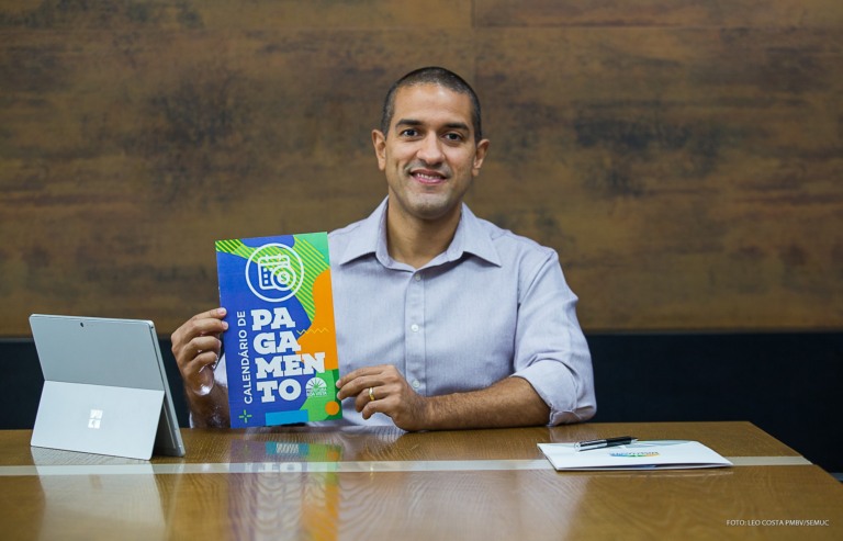 Prefeito Arthur Henrique com calendário de pagamento dos servidores municipais (Foto: Divulgação/Semuc)