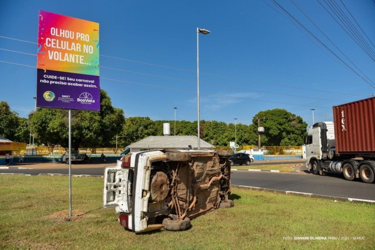 Estão sendo instaladas 12 placas com mensagens de conscientização e a simulação de um acidente (Foto: Semuc)