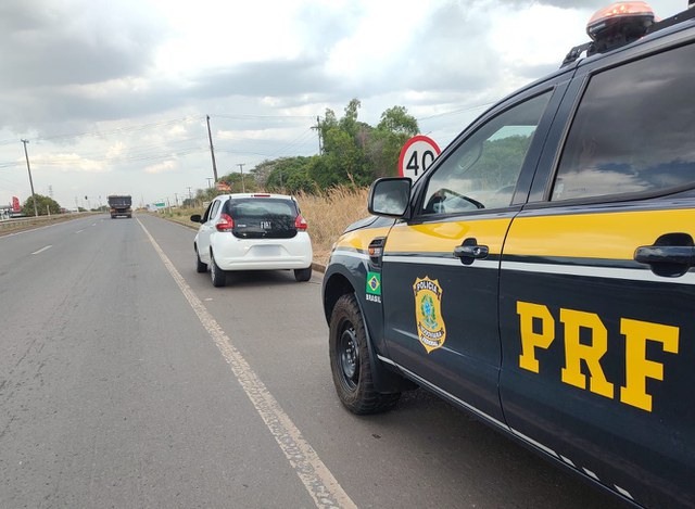 Carro foi apreendido pela PRF (Foto: Divulgação/PRF)