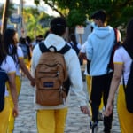 O dado aponta que muitos estudantes chegam ao Ensino Médio com defasagem educacional, ou seja, sem dominar conteúdos e habilidades que deveriam ter aprendido nas etapas anteriores da escola. (Foto: Arquivo/FolhaBV)