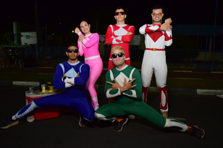 Luciano da Silva (vermelho) e os amigos vão de Power Rangers há quatro anos (Foto: Nilzete Franco/FolhaBV)