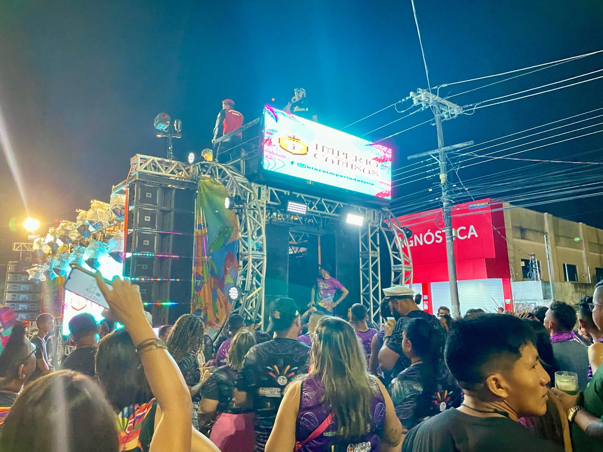 Bloco entrou na avenida por volta da meia-noite. (Foto: Adriele Lima/FolhaBV)