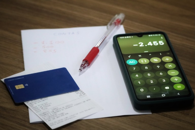 Um dado alarmante que merece atenção é a taxa de 3.833 tentativas de fraude a cada  de habitantes no Brasil (Foto: Raisa Carvalho)
