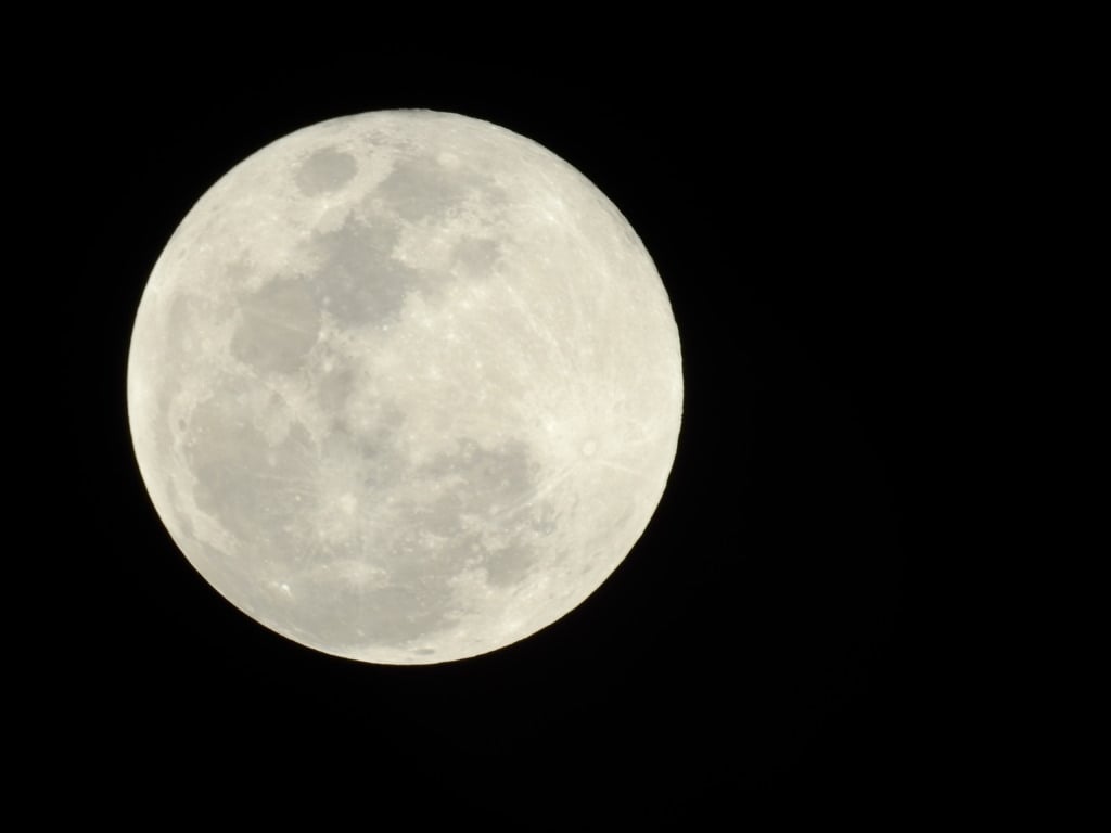 O fenômeno acontece quando a Lua Cheia coincide com o Perigeu, ponto da órbita em que o satélite natural está mais próximo da Terra. Foto: Nilzete Franco/FolhaBV O fenômeno acontece quando a Lua Cheia coincide com o Perigeu, ponto da órbita em que o satélite natural está mais próximo da Terra. Foto: Nilzete Franco/FolhaBV