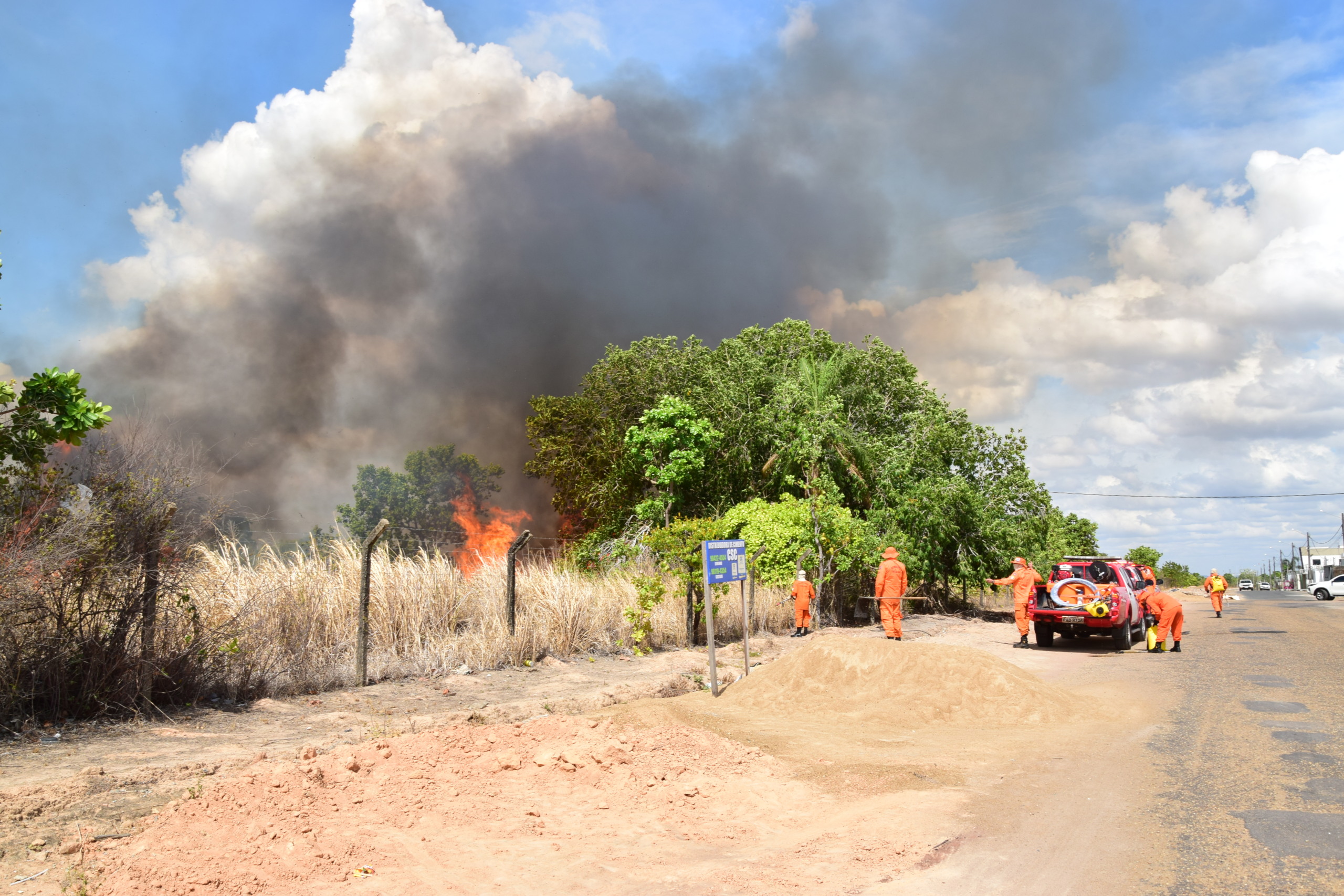 Queimada no bairro Paraviana, na capital Boa Vista (Foto: Nilzete Franco/FolhaBV)