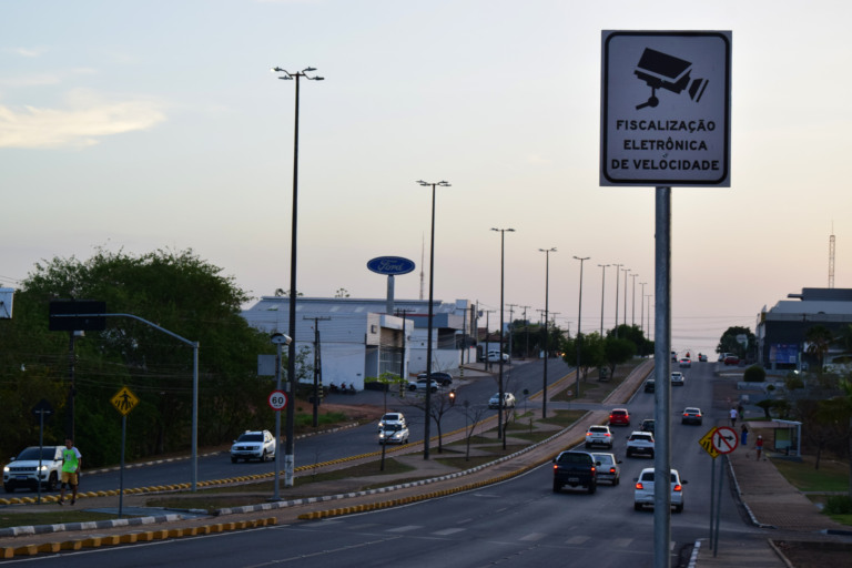 Radar de controle de velocidade da avenida Ville Roy. (Foto: Nilzete Franco/FolhaBV)
