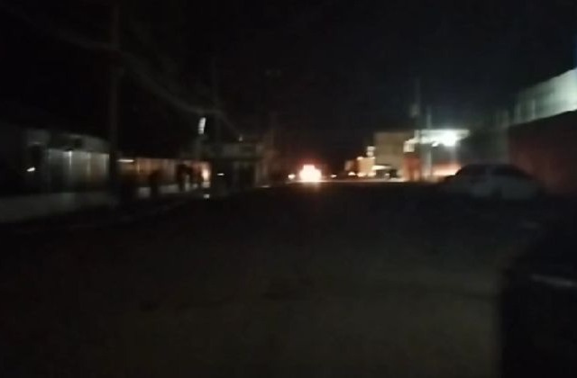 Em vídeo, morador anda pelas ruas do município que estão no escuro (Foto: Reprodução)