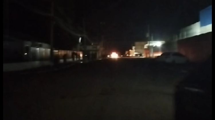 Em vídeo, morador anda pelas ruas do município que estão no escuro (Foto: Reprodução) Em vídeo, morador anda pelas ruas do município que estão no escuro (Foto: Reprodução)