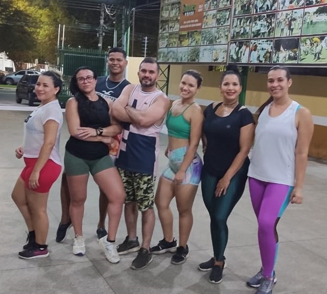 Professor oferta aulas gratuitas de FitDance