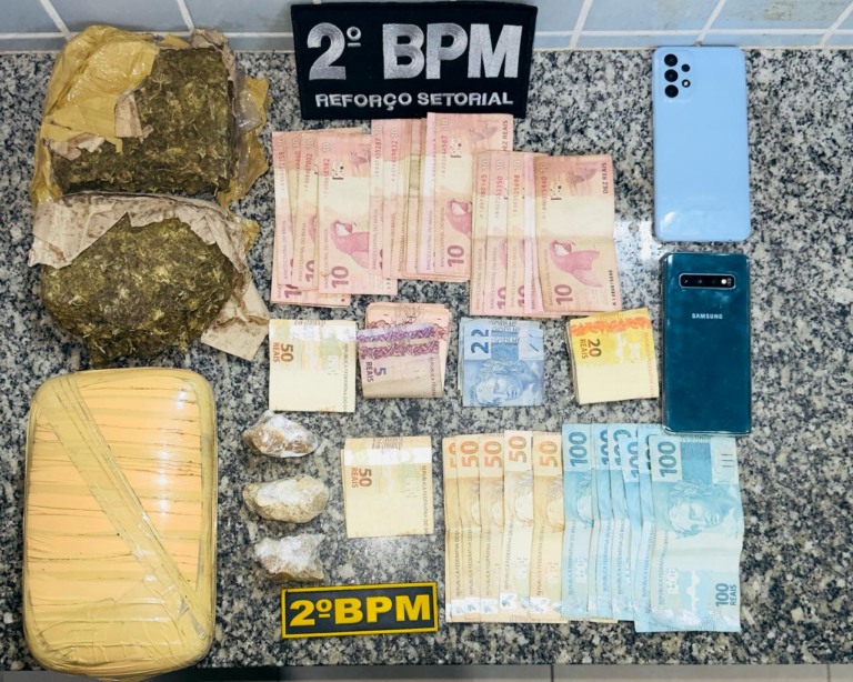 A guarnição encontrou três tabletes de Skank e três invólucros de pasta base (Foto: Divulgação)