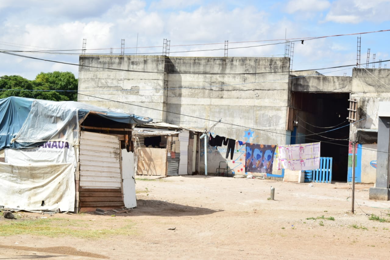 Estrutura improvisada por imigrantes para servir de moradia (Foto: Nilzete Franco/FolhaBV)