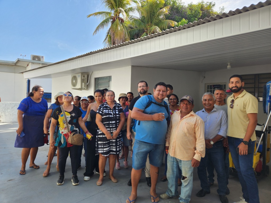 Moradores da Vila do Passarão e vilarejos próximos reunidos na Roraima Energia para reinvindicar solução de apagões (Foto: Fernanda Vasconcelos/FolhaBV)