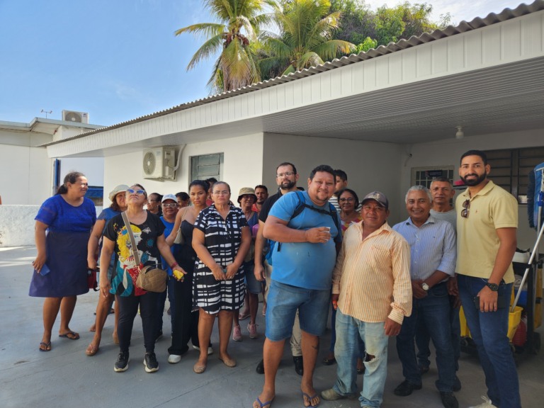 Moradores da Vila do Passarão e vilarejos próximos reunidos na Roraima Energia para reinvindicar solução de apagões (Foto: Fernanda Vasconcelos/FolhaBV)