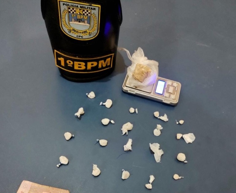 21 invólucros de pasta base de cocaína, uma balança de precisão e R$ 51 foram apreendidos. (Foto: reprodução/PMRR)