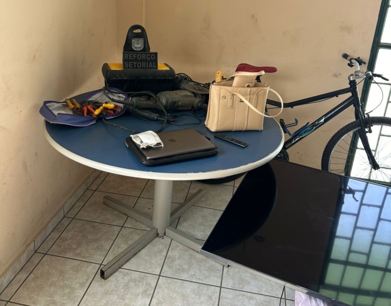 Homem já havia furtado furadeiras, lixadeiras, TV, computador, bolsa, bicicleta e outros materiais e ferramentas. (Foto: reprodução/PMRR)