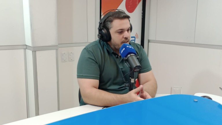 Parlamentar concedeu entrevista nesse domingo (18) (Foto: Reprodução/Folha BV)