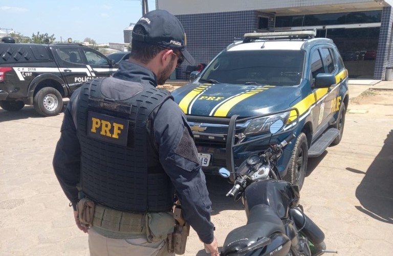 PRF apreende duas motocicletas adulteradas PRF apreende duas motocicletas adulteradas