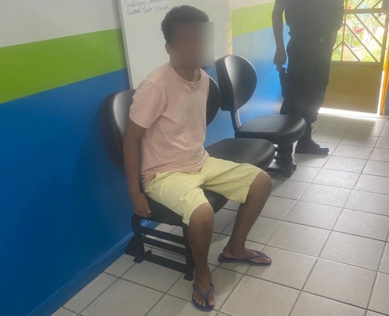 Adolescente nas dependências da escola (Foto: Divulgação) 