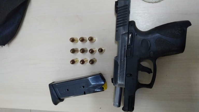 Os policiais apreenderam com Capetinha, uma pistola 9 mm e dez munições (Foto: Divulgação)