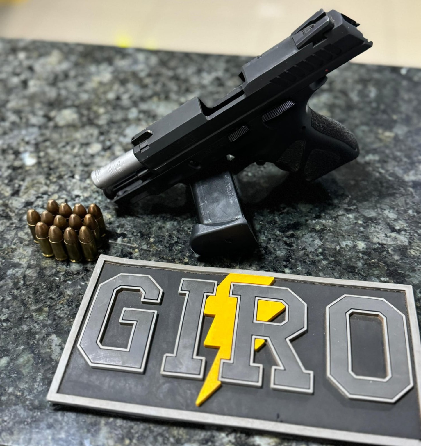 Pistola e munições apreendida (Foto: Divulgação) 