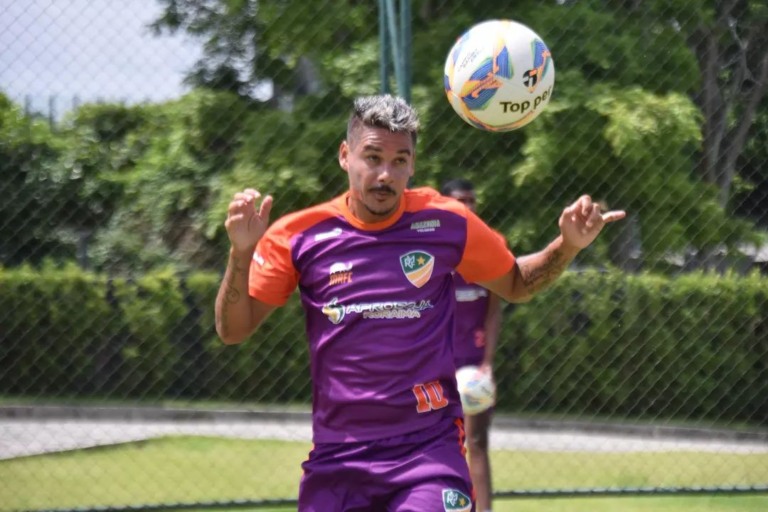 Meia Diogo Peixoto foi o capitão do time nos jogos-treinos da pré-temporada. Crédito: João Paulo Oliveira