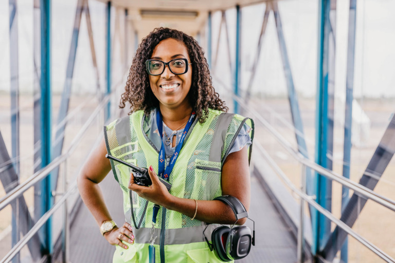 Mulheres ocupam metade das posições no efetivo operacional, desempenhando funções cruciais que vão desde atividades de fiscalização do pátio de aeronaves e terminal de passageiros até a coordenação das ações operacionais (Foto: Divulgação)